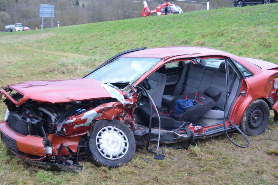 Der Audi schanzte im freien Flug über eine Böschung und stürzte den Abhang hinunter.