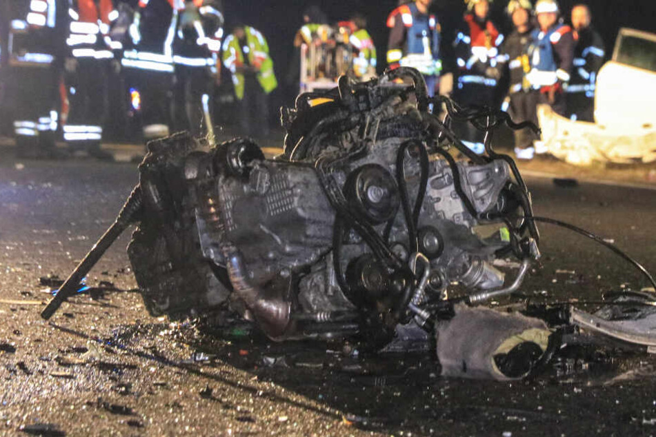 Das Bild zeigt den herausgerissenen Motorblock.