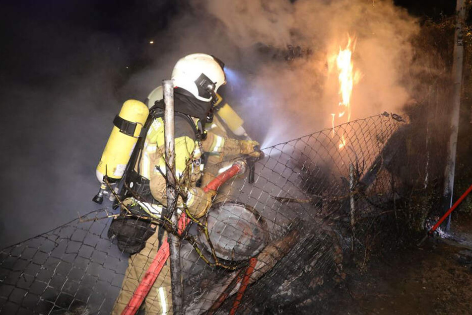 Auch wenn die Feuerwehrleute ganze Arbeit leisteten, sowohl Schuppen als auch Gartenlaube brannten letztlich nieder.