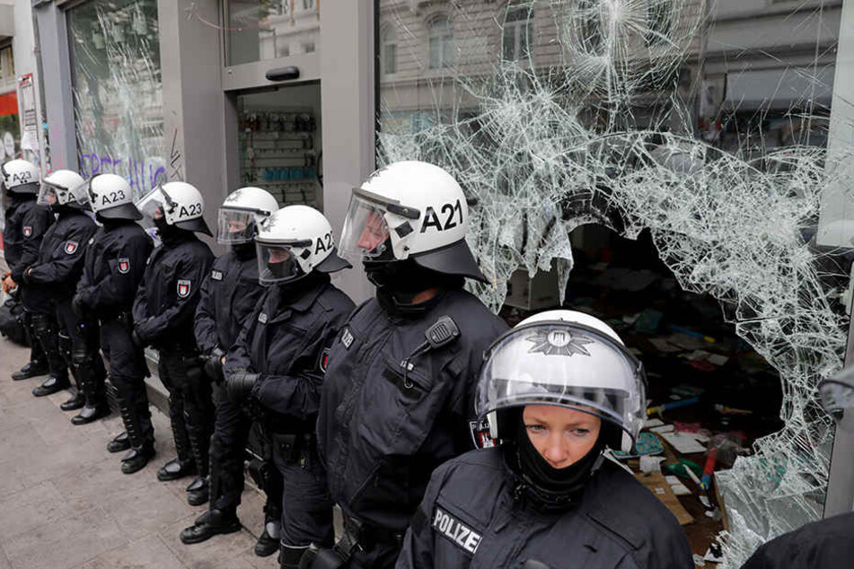 Am Rande des G20-Gipfels kam es in Hamburg im Schanzenviertel zu heftigen Auseinandersetzungen zwischen Links-Autonomen und der Polizei.