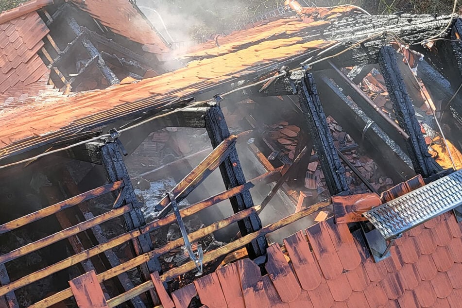 Das Dach wurde dabei zerstört.