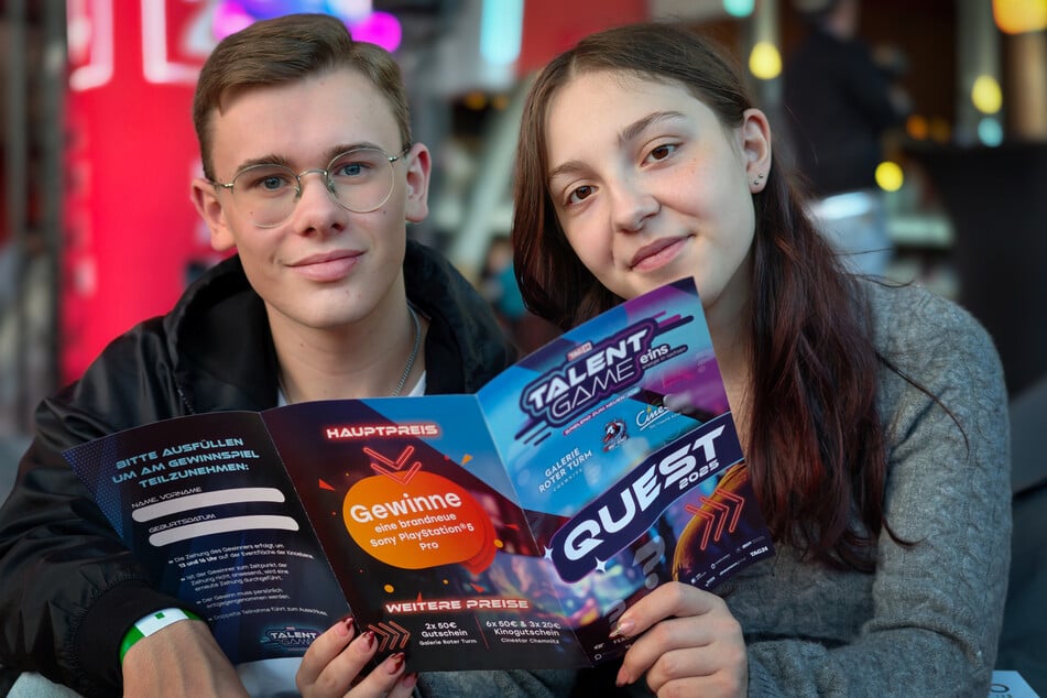 Leo Gräfe (18) und Annemarie Weigel (17) informieren sich über die Möglichkeiten, die sie nach dem Abi haben.