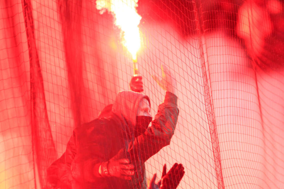 Die Fans waren schon vor dem Spiel aufgefallen, das die sogenannte Beagles gezündet hatten. (Symbolbild)