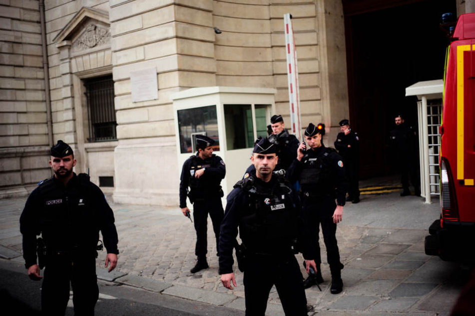 Polizeibeamte stehen nach einer Messerattacke vor der Pariser Polizeipräfektur Wache.