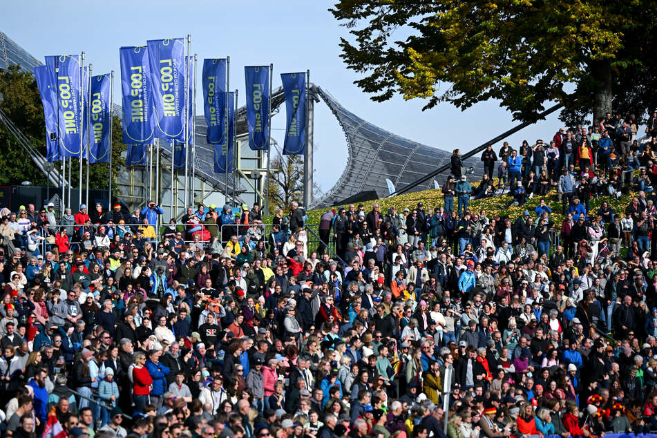 Tausende Zuschauer feuerten die Biathlon-Stars beim Loop One Festival im Münchner Olympiapark an und jubelten auch der gestürzten Lara Wagner zu.