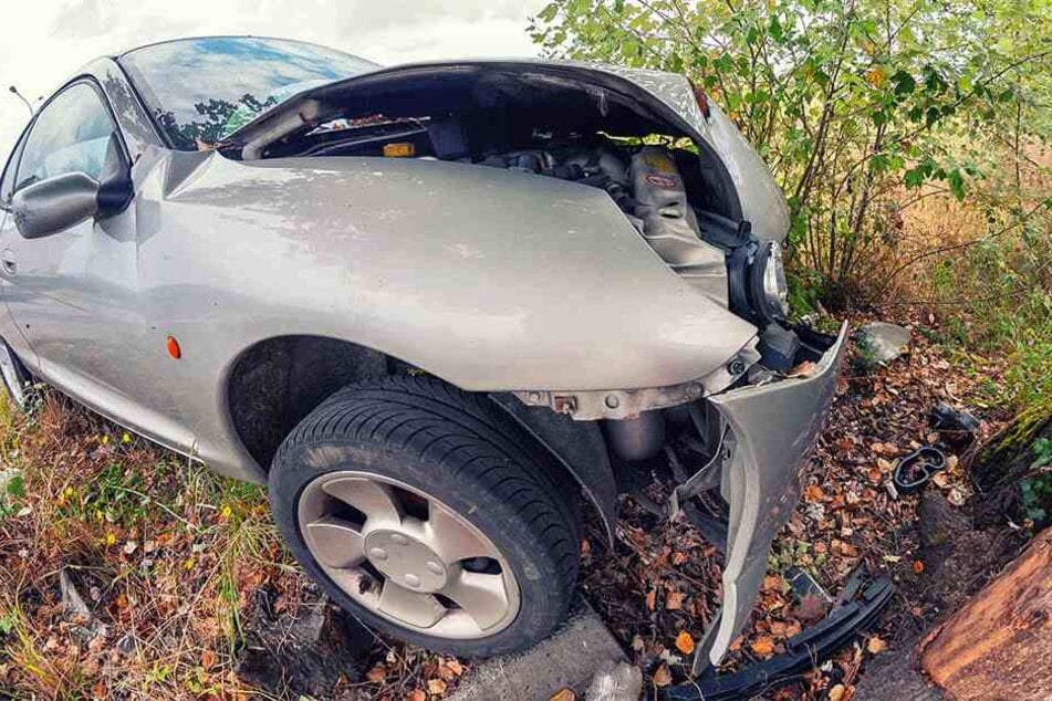 Der Wagen knallte gegen einen Baum (Symbolbild).