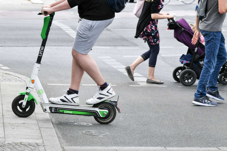 Weil ein Kellner mit seinem E-Scooter auf die Wiesn fuhr, wurde er von der Polizei angehalten. (Symbolbild)