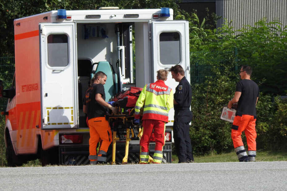 Die Rettungskräfte bereiten ihren Einsatz vor.