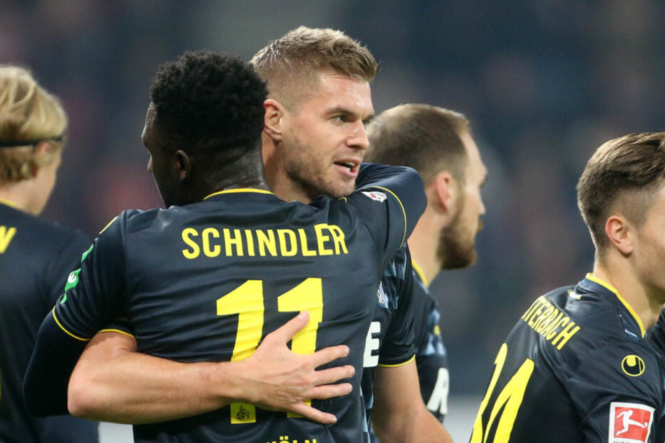 Die Kölner jubeln nach der 0:1-Führung durch Simon Terodde.
