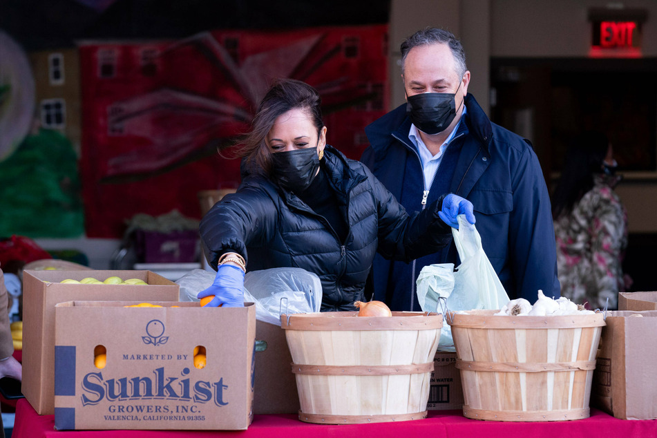 Kamala Harris (l.) and her husband Doug Emhoff volunteered at a local food bank in honor of MLK Day.