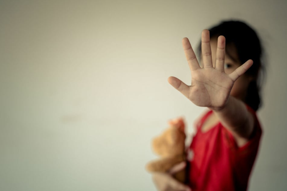 Frau bittet Bekannten, auf Tochter (4) aufzupassen, doch der missbraucht sie und filmt alles