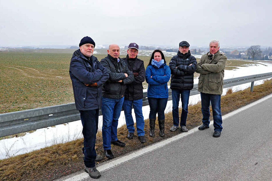 Die Bürgerinitiative um Helmar Biering (links) will die weitere Verschandelung des Ortes verhindern.