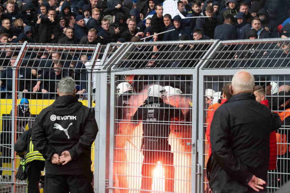 Hertha-Chaoten zünden Pyrotechnik und prügeln mit Stangen auf Polizisten ein.