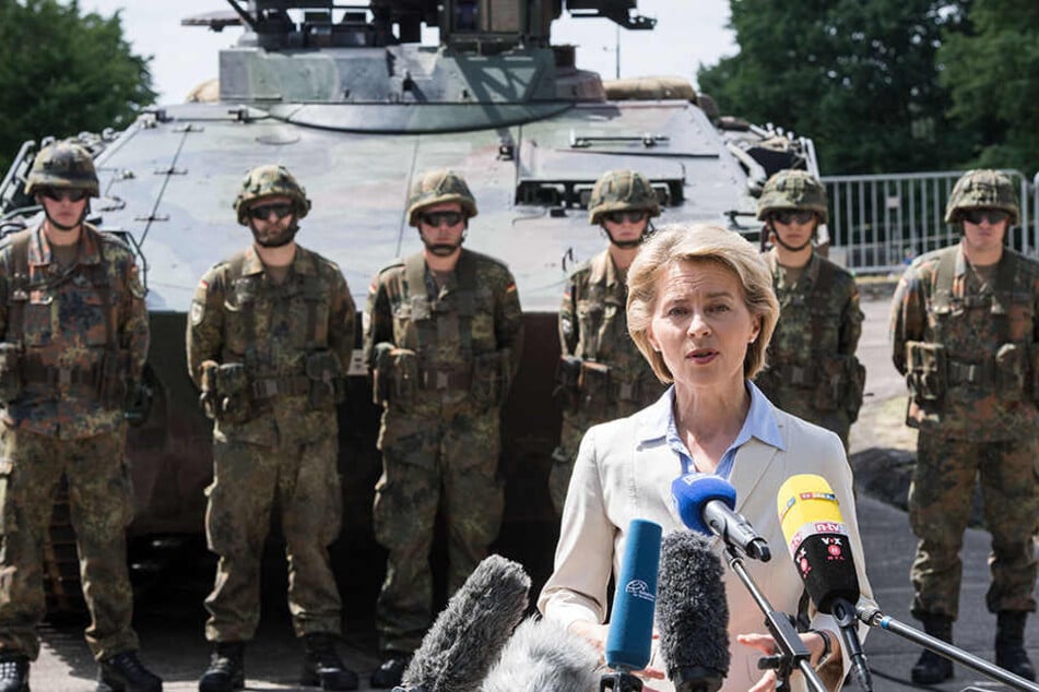 Die Kaserne in Augustdorf soll laut Verteidigungsministerin Ursula von der Leyen (58, CDU) weiterhin "Rommel-Kaserne" heißen.