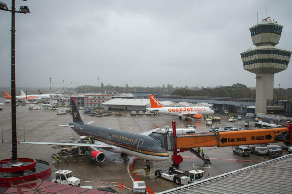 Am Flughafen Tegel musste viele Maschinen enteist werden. (Symbolbild)