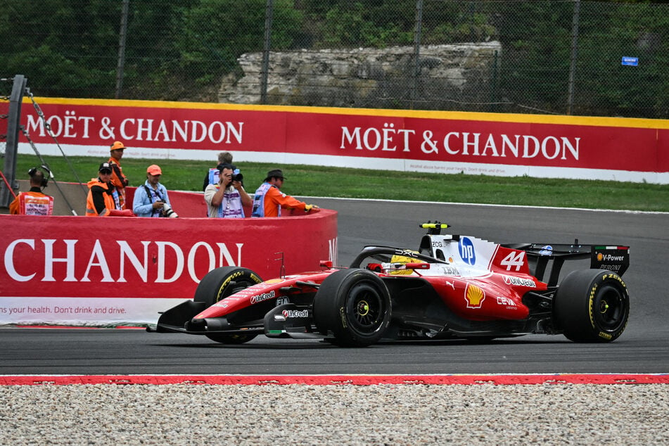 Ferrari-Pilot Lewis Hamilton (41) kollidierte beim Boxenstopp unglücklich mit einem Mechaniker.