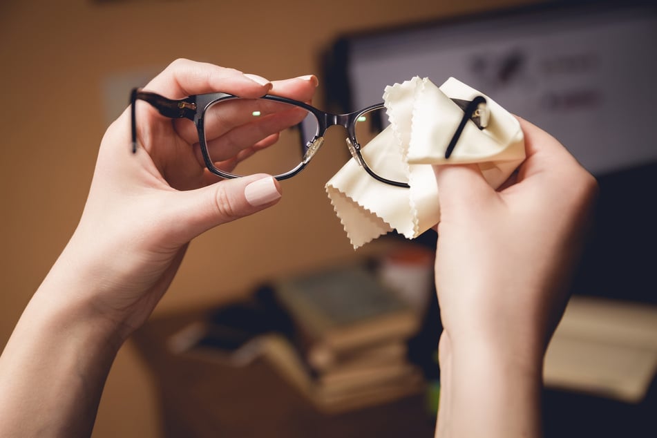 Wer ein Brillenputztuch regelmäßig per Hand wäscht, kann seine Brille damit wunderbar reinigen.