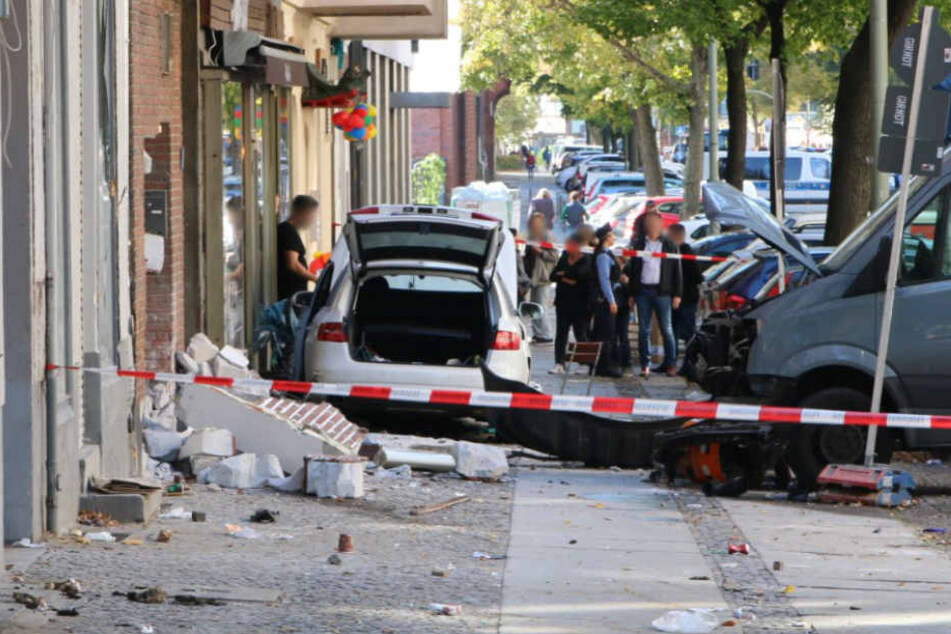 Der Autofahrer hinterließ eine Schneise der Verwüstung.