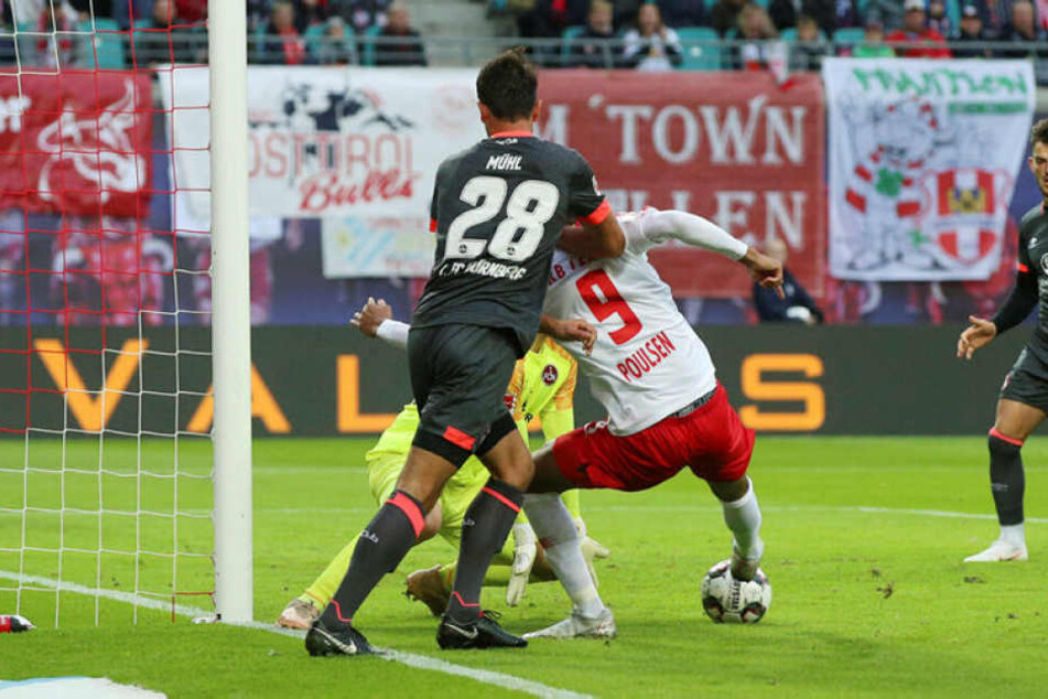 Aus kürzester Distanz kann Yussuf Poulsen (#9) den Ball an Ex-RB-Keeper Fabian Bredlow zum 2:0 ins Tor stochern.