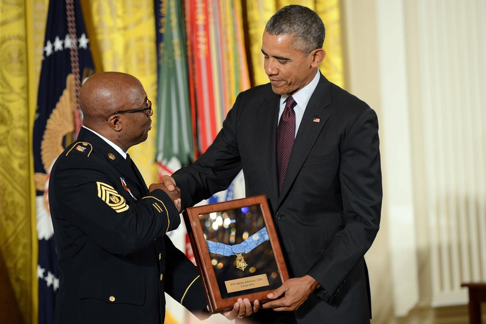 President Obama (r.) awarded a posthumous Medal of Honor to Sgt. Henry Johnson in 2015. The award was accepted by Command Sergeant Major Louis Wilson of the New York National Guard (archive image).