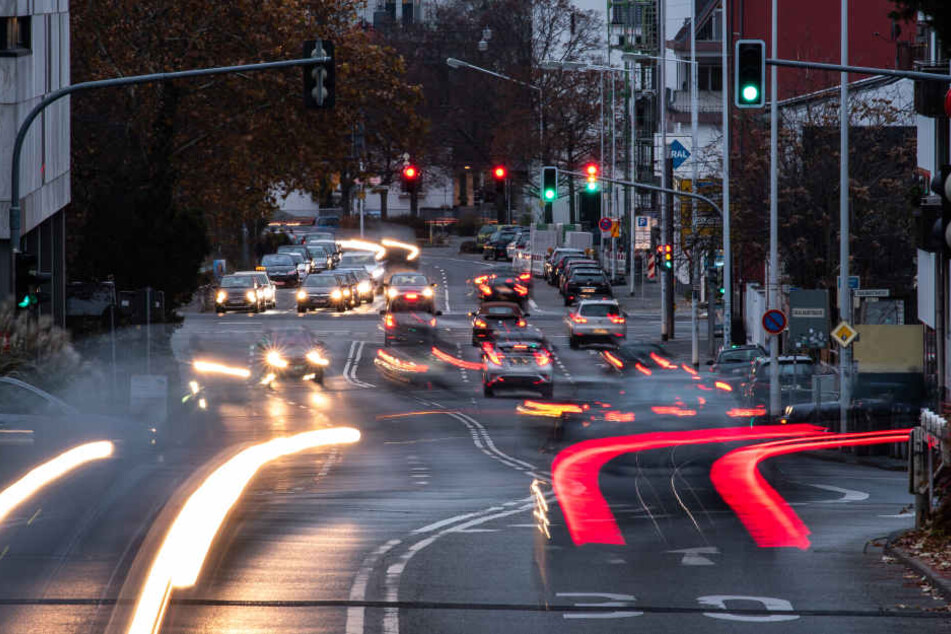 Das Hauptaugenmerk wird bei den Gesprächen auf den drohenden Diesel-Fahrverboten in hessischen Städten liegen (Symbolbild).