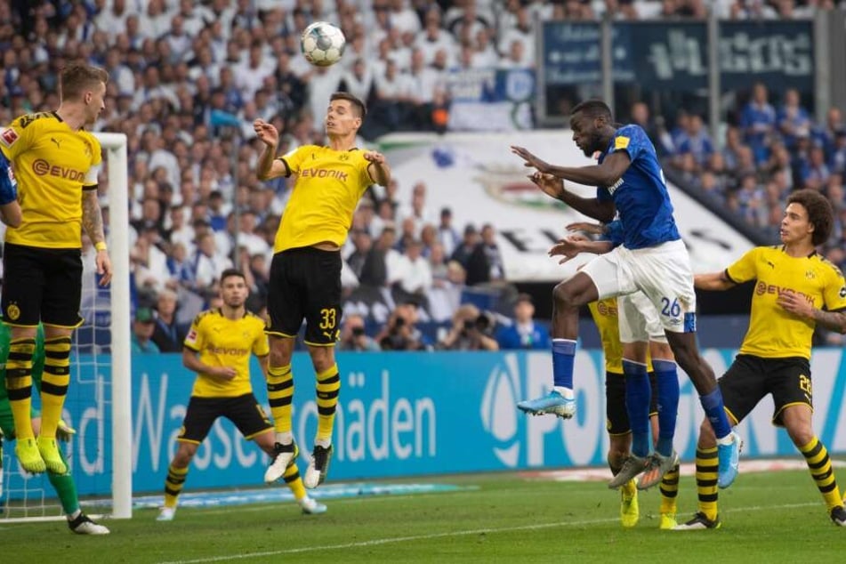 Schalkes Salif Sane (2.v.r.) und Julian Weigl von Dortmund versuchen an den Ball zu kommen.