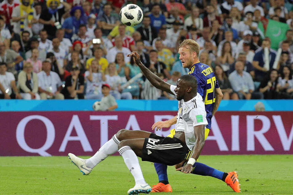 Der Schockmoment: Ola Toivonen (.r.) bringt Schweden mit 1:0 in Führung. Antonio Rüdiger (l.) kann nicht mehr entscheidend eingreifen.