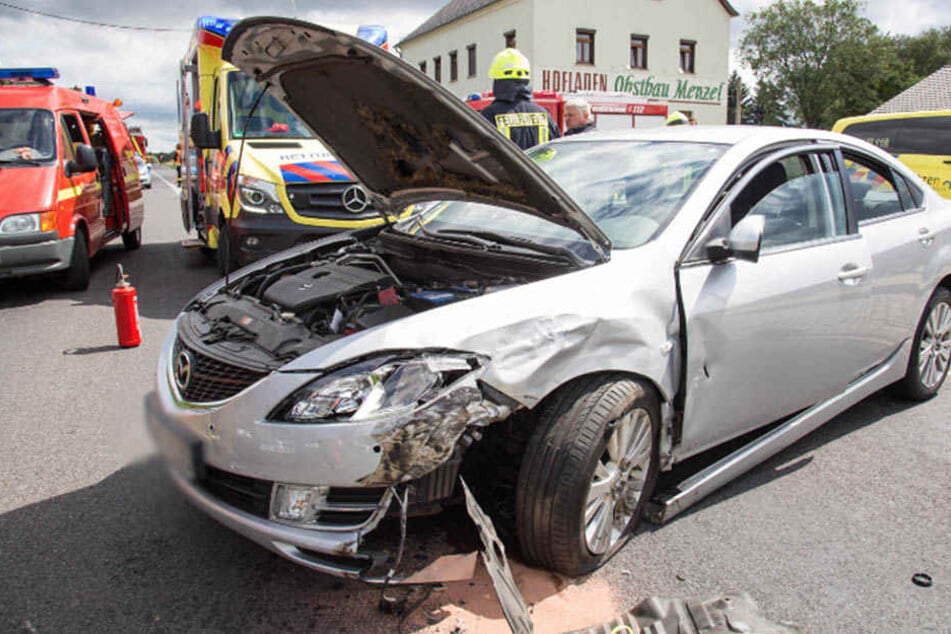 Warum der Fahrer des Mazda die Kontrolle über sein Auto verlor, muss die Polizei nun ermitteln.
