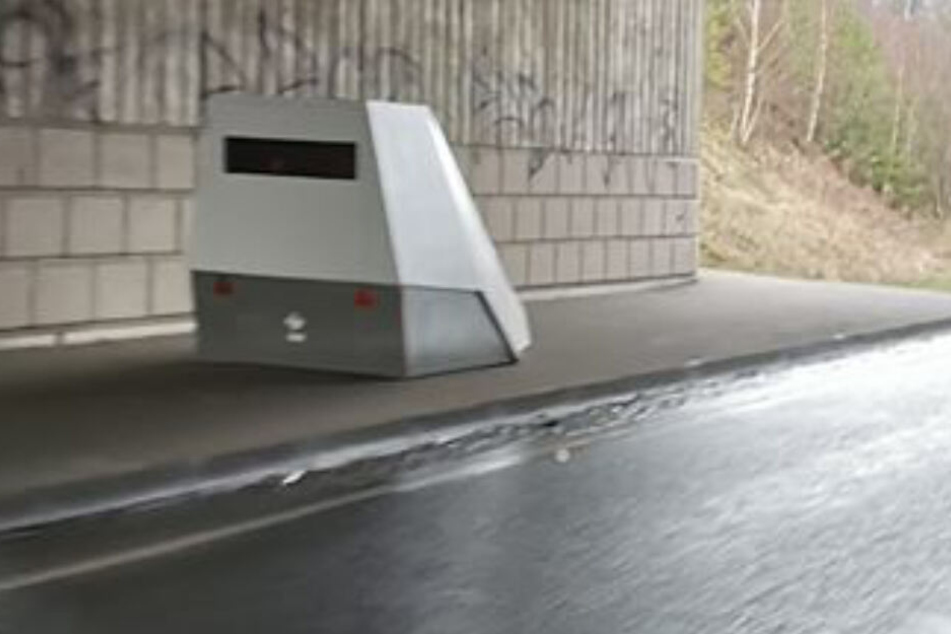 Der Chemnitzer Superblitzer steht nun unter der Brücke der A4 in Chemnitz-Grüna.