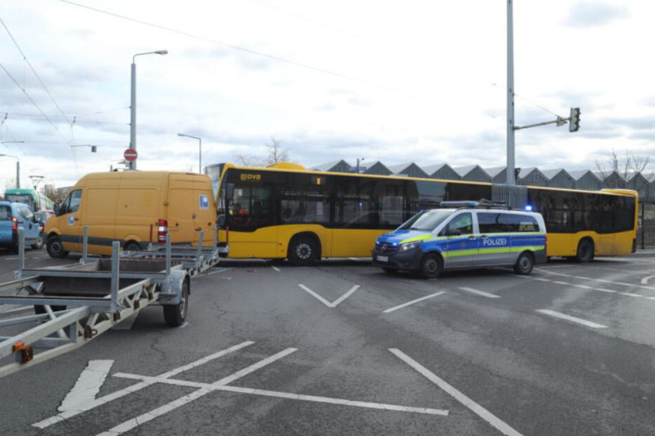 Der Sprinter mit dem Hänger wurde von dem Bus seitlich erwischt.