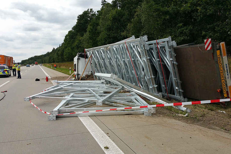 Ein Sattelzug aus Polen ist am Hermsdorfer Kreuz verunglückt.