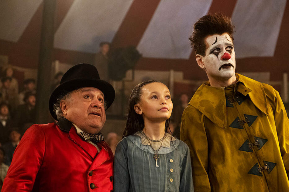 Zirkusdirektor Max Medici (l., Danny DeVito), Milly (M., Nico Parker) und Holt Farrier (Colin Farrell) staunen über Dumbos Fähigkeiten.
