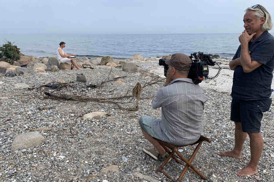 Dreharbeiten für die Dokumentation am Strand von Nidden, mit Pechstein-Darsteller Nickel Bösenberg, Kameramann Boris Mahlau und Regisseur Wilfried Hauke.
