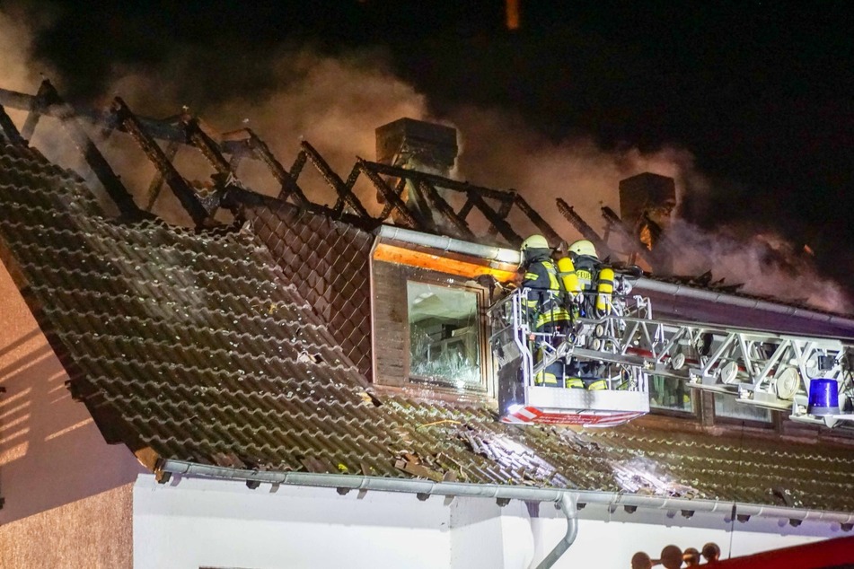 Der Dachstuhl des Wohnhauses wurde von den Flammen zerstört.