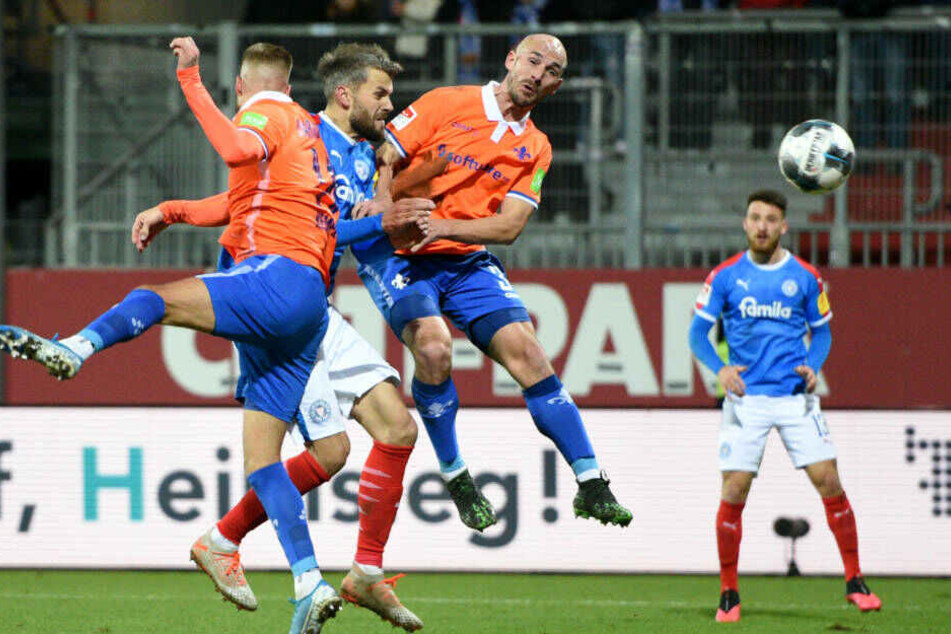 Beim 1:0 setzte sich Torschütze Stefan Thesker (M) gegen Tobias Kempe (l.) und Patrick Herrmann (r.) durch.