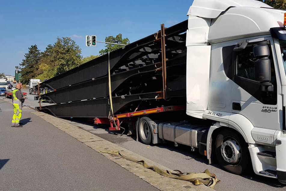 Mit einem Ruck lagen die schweren Stahlträger plötzlich auf der Straße.