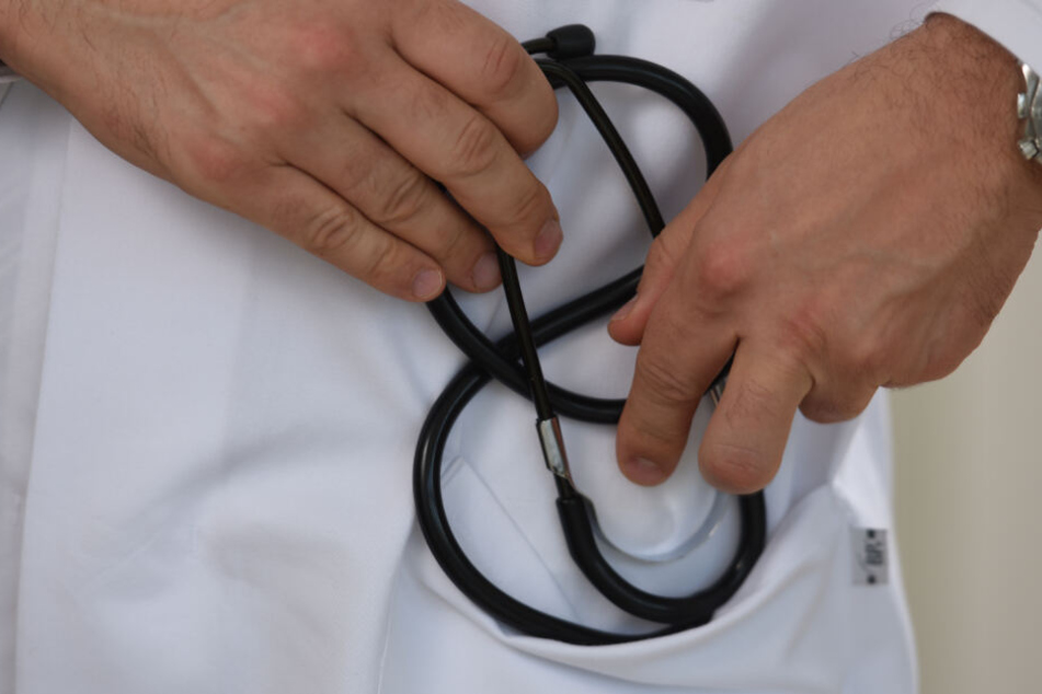 Der wahrscheinlich falsche Arzt hatte keinen direkten Kontakt mit Patienten der Klinik. (Symbolbild)
