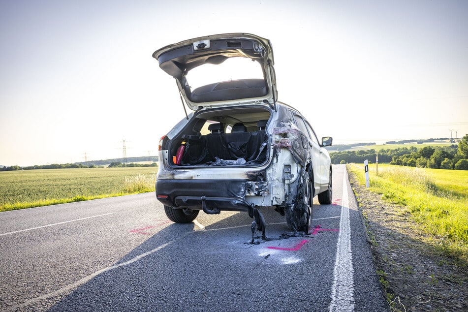 Bei einem Unfall nahe Stolpen brach am Samstagabend ein Feuer aus. Eine Simson soll abgebrannt sein. Am beteiligten Nissan hinterließen die Flammen ebenfalls Spuren.