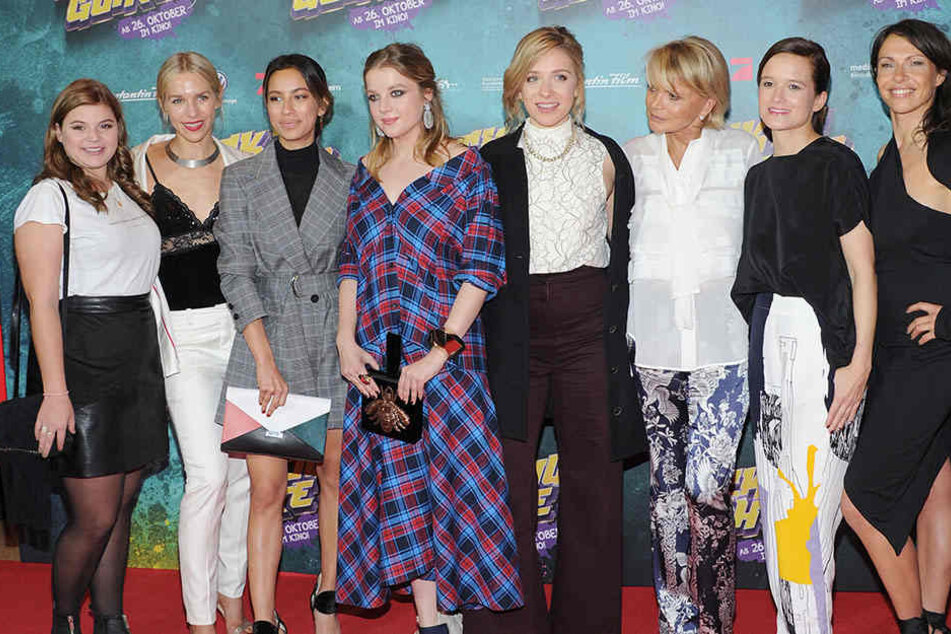 Die Schauspielerinnen Runa Greiner, Julia Dietze, Gizem Emre, Hella Haase, Lena Kleine und Uschi Glas, Produzentin Lena Schömann und die Schauspielerin Jana Pallaske (v.l.).
