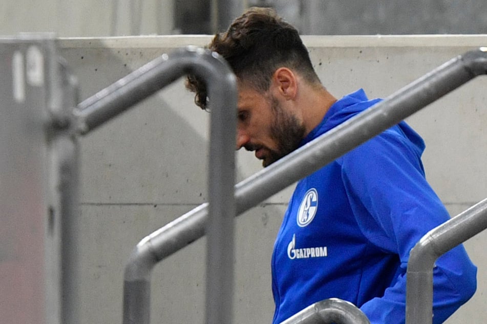 Daniel Caligiuri beim Gang in die Schalke-Kabine mit gesenktem Blick.