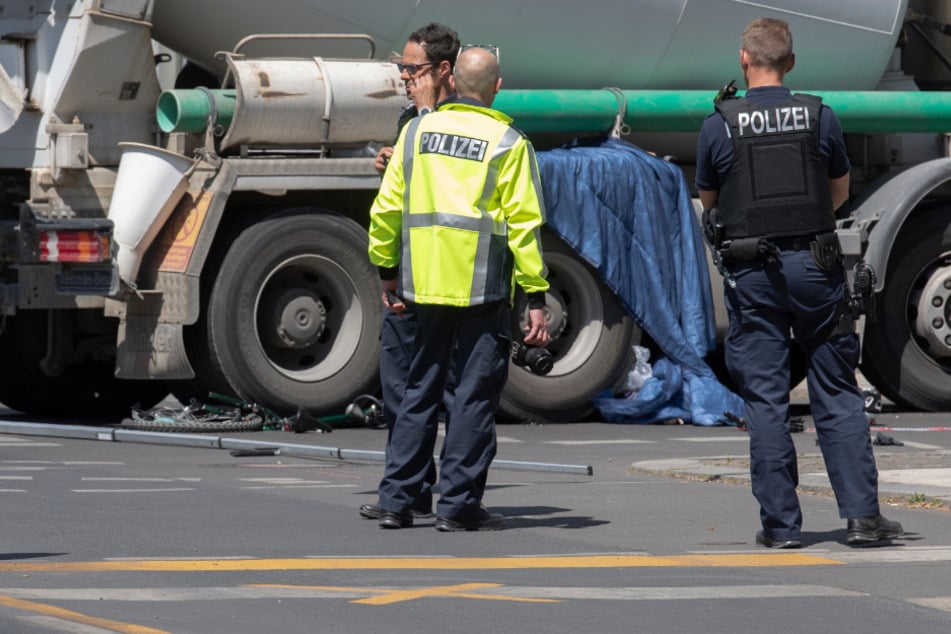 Polizisten am Unfallort.