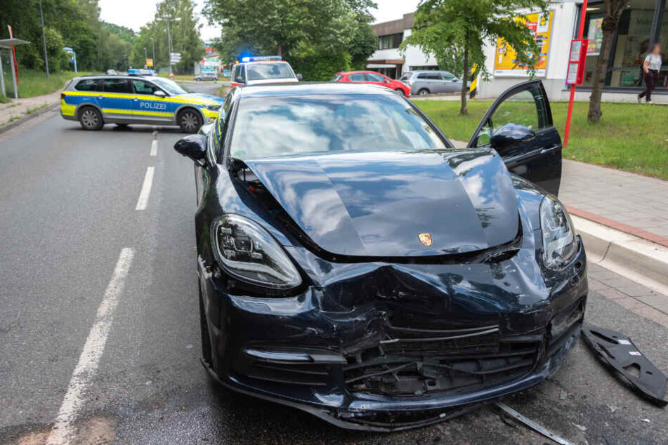 Die Spuren des Unfalls sind am Porsche deutlich zu erkennen.
