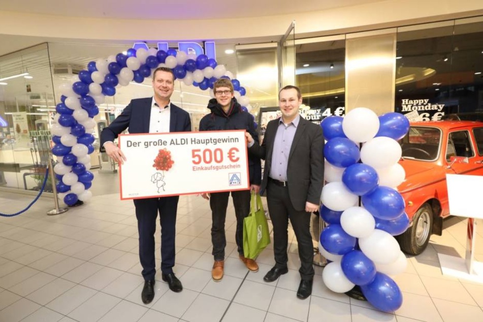 Den Hauptgewinn von 500 € ergatterte Olaf (mitte) , 31, aus Loschwitz.