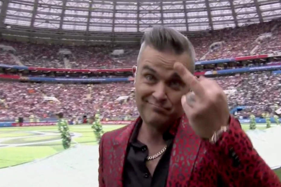 Liebt es zu provozieren: Super-Star Robbie Williams (44) zeigte bei der Eröffnungsfeier der Fußball-WM den Stinkefinger in die Kamera.
