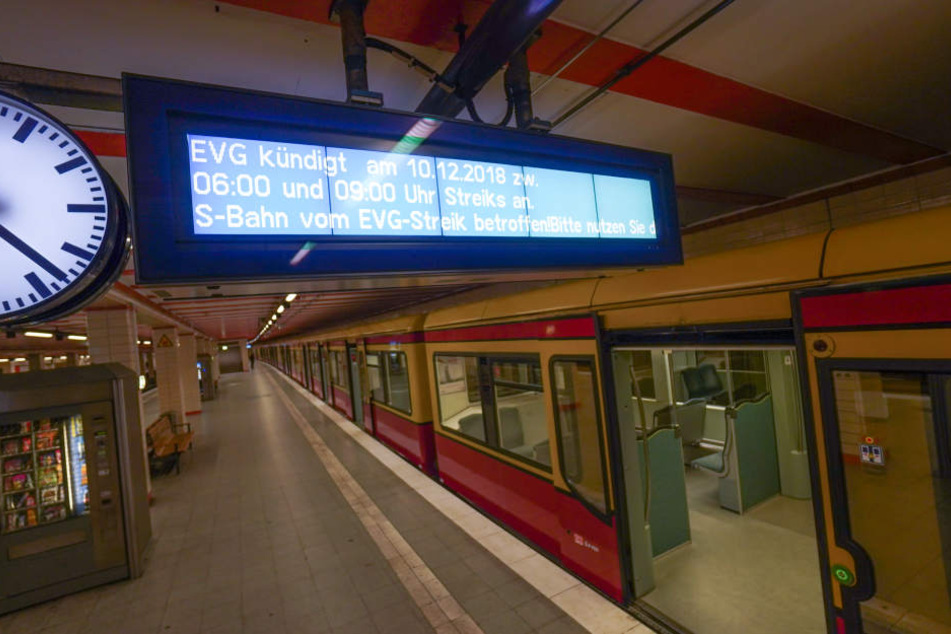 Die S-Bahnfahrer werden gebeten, auf U-Bahnen, Straßenbahnen und Busse umzusteigen.