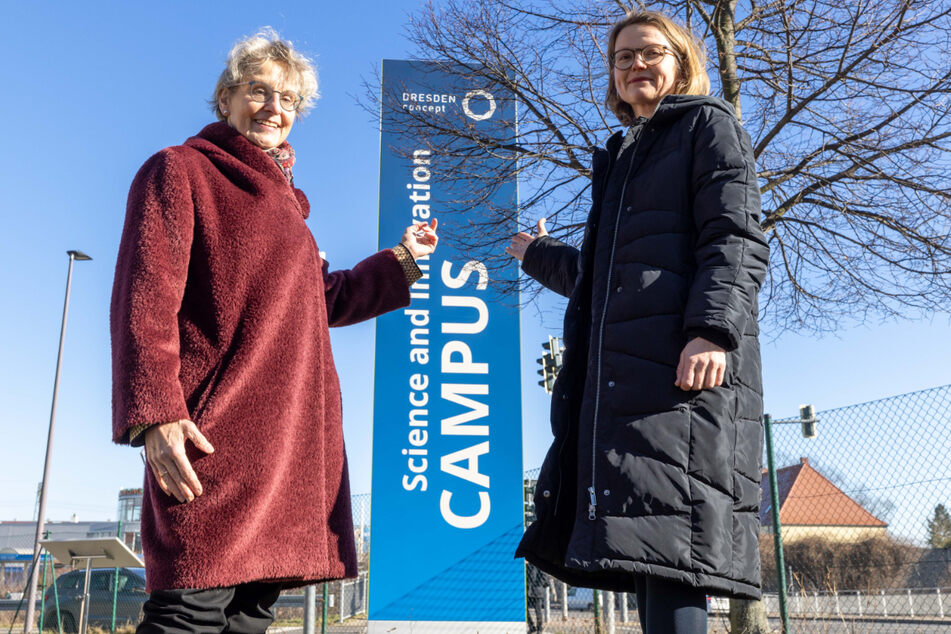 Am Zentrum für Integrierte Naturstofftechnik zeigen TU-Rektorin Ursula Staudinger (63, r.) und Kulturbürgermeisterin Annekatrin Klepsch (45, Linke) die neuen Campus-Stelen.