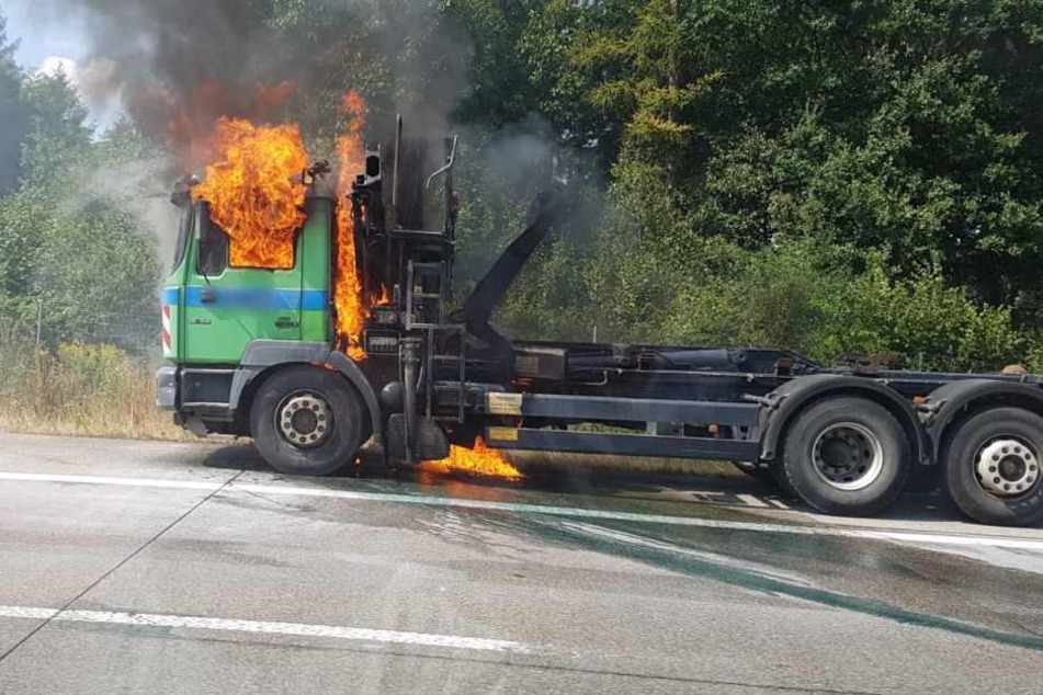 Das Fahrerhaus des Lkw steht komplett in Flammen.