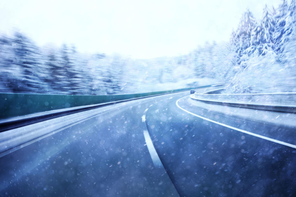 Im Erzgebirge kann es am Sonntag Neuschnee geben. Durch den Sturm wird auch vor Schneeverwehungen gewarnt.