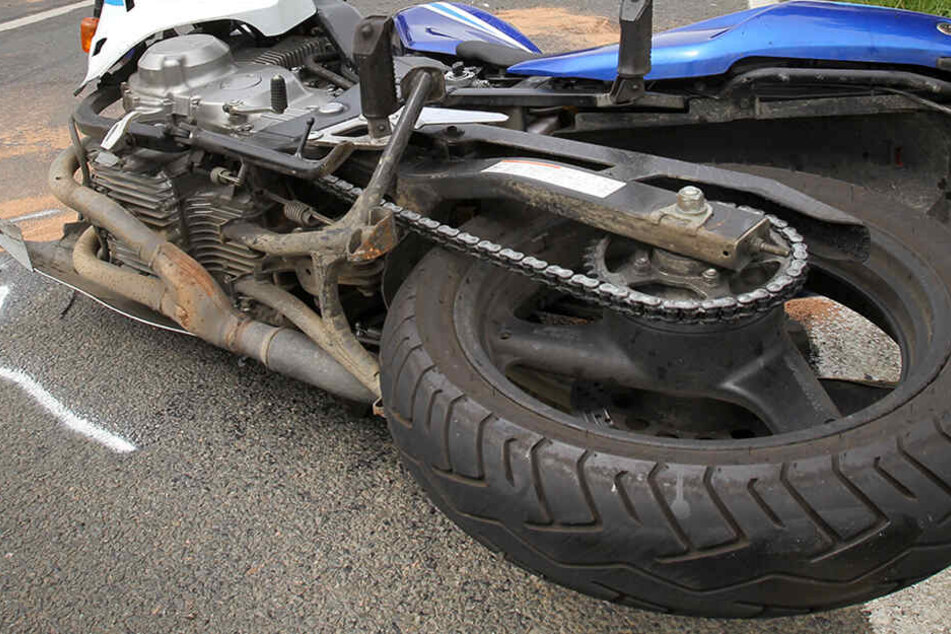 Der Autofahrer hatte das Bike wegen eines anderen, geparkten Fahrzeugs nicht gesehen. (Symbolbild)