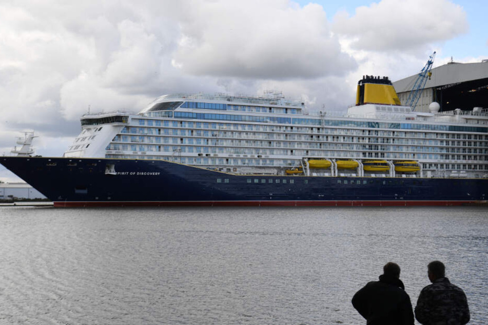 Die "Spirit of Discovery" verlässt das Baudock der Meyer-Werft.